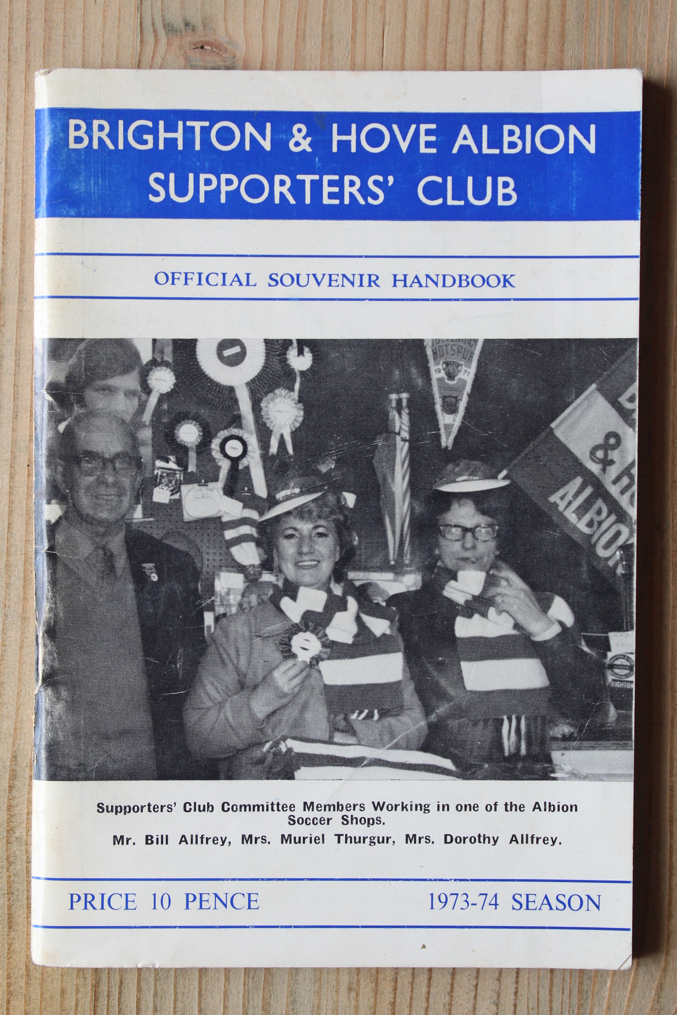 Brighton & Hove Albion Handbook/Yearbook v Brighton & Hove Albion Handbook/Yearbook